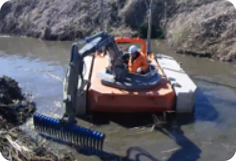 水陸両用作業船による浚渫作業